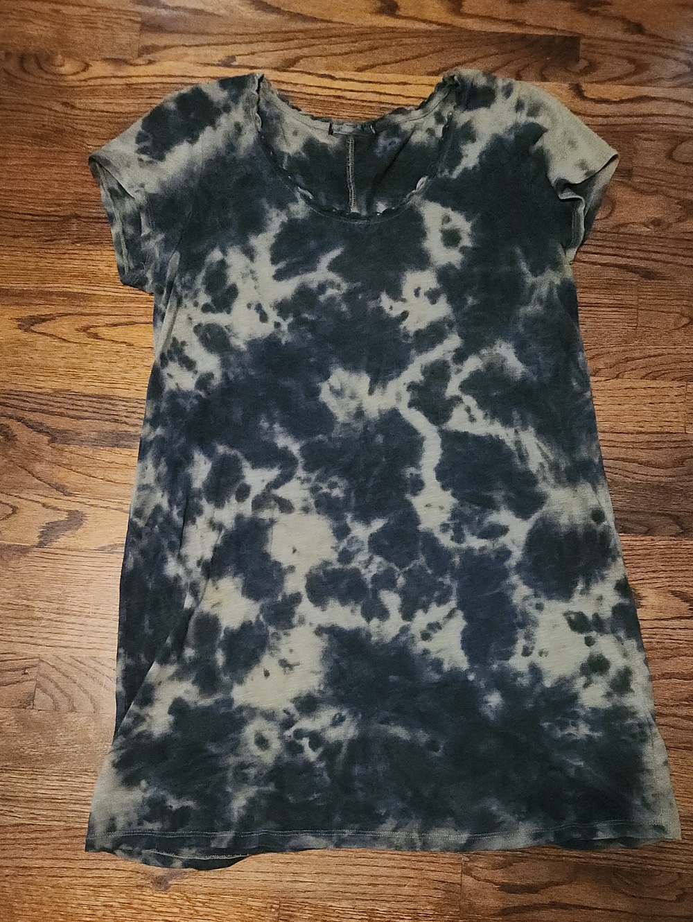 Tie-Dye Short Sleeve Tee Dress in Black and Olive